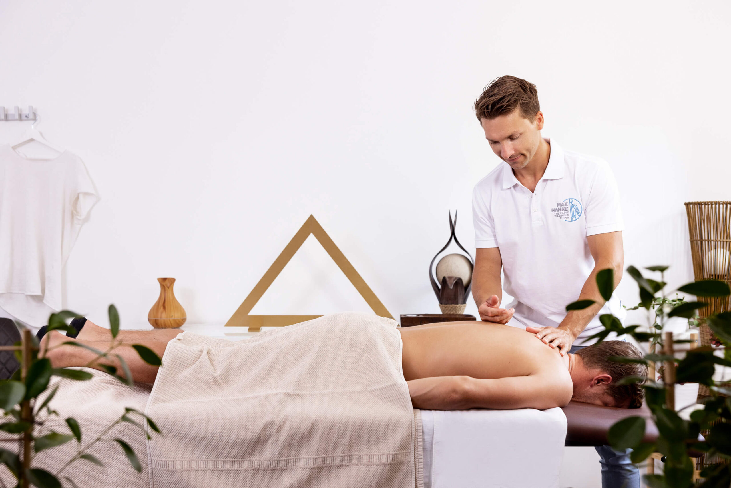 Tuina Massage bei einem männlichen Patienten